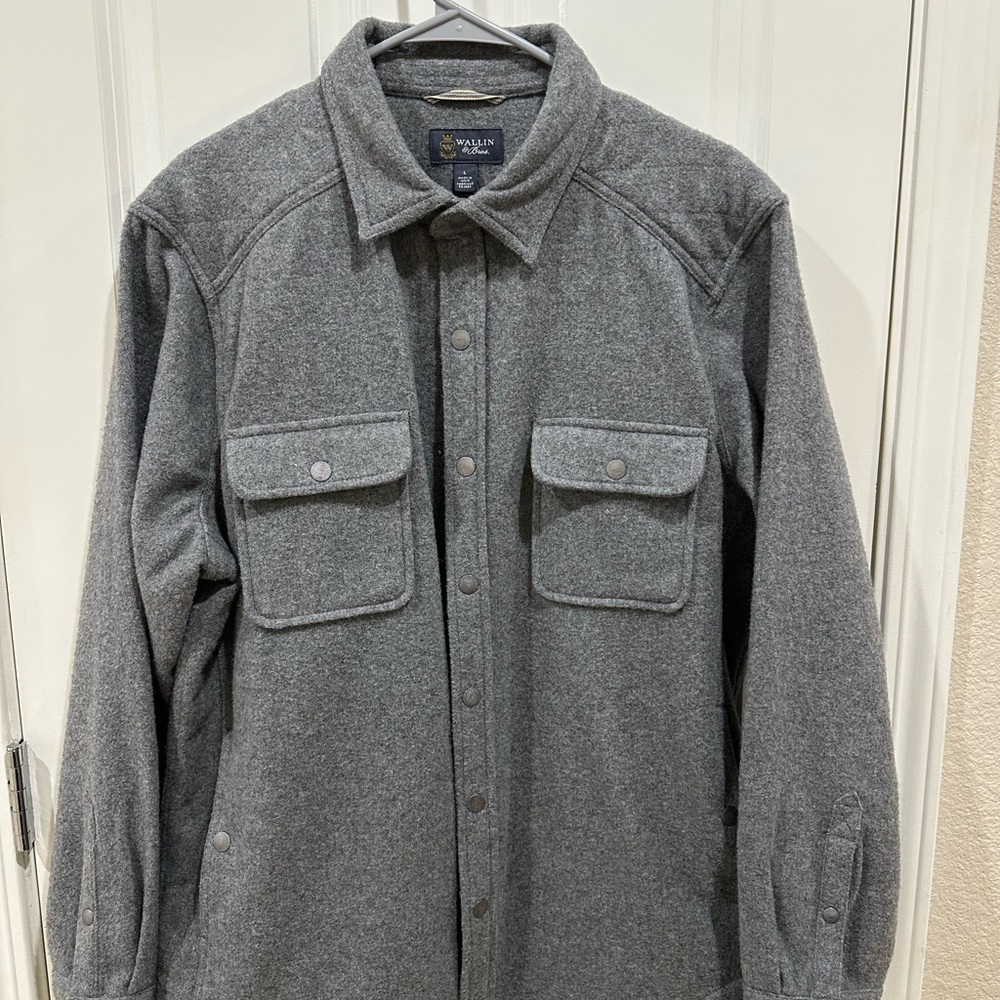 Gray Lightweight Shirt Jacket with Soft Fabric and Relaxed Fit
